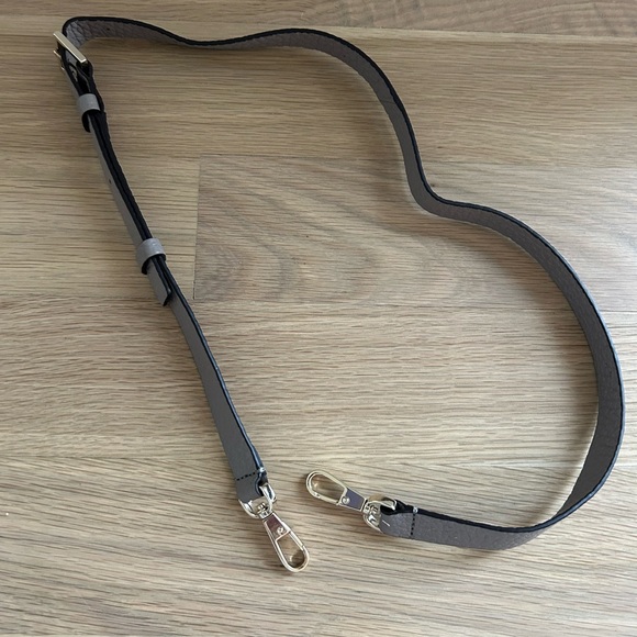 Kate Spade leather shoulder purse. - Picture 14 of 16